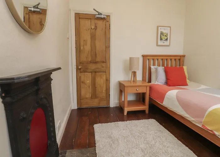 Canalside * Kildwick